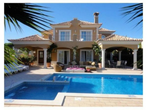 Villa Varandas Do Lago - 5 Bedroom villa - Stunning pool area - Table tennis